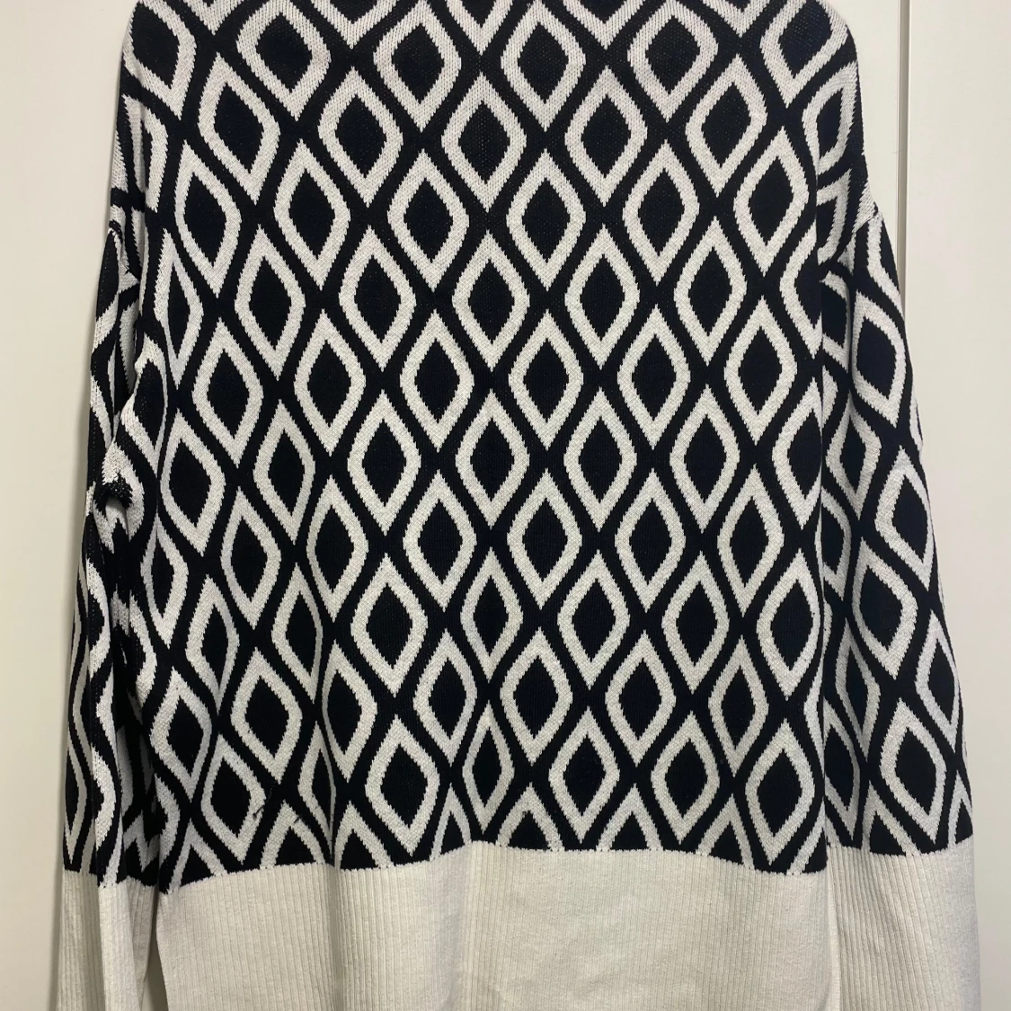 Svartvit mönstrad tröja från Amisu - 91