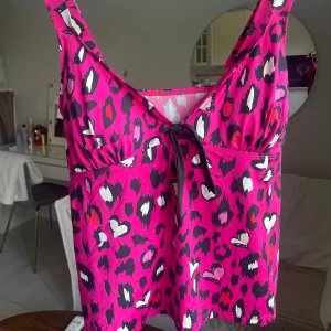 Rosa leopard topp💕 - Jättesöt leopards mönstrad topp, som jag tyvärr aldrig fått användning av. Köpte toppen på vinted, men skicket är väldigt bra! De är storlek 44, men skulle säga att de passar ner till S/M också. Jag använder XS/S och då är toppen lite för stor.