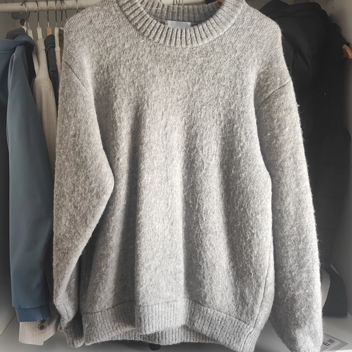Grå stickad tröja från Vailent