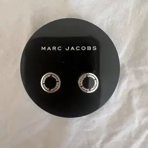 Helt nya silvriga Marc Jacobs örhängen. Nypris: 899 Skriv vid intresse eller frågor🩷🩷