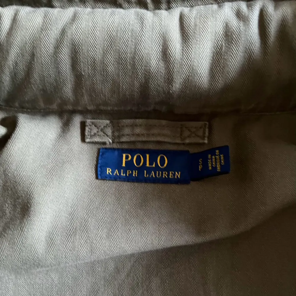 Ralph lauren failed jacka i jätte bra skick. Storlek S. Mitt pris 1,7 kan gå ner till 1600 vid snabb affär. Hör av er om de är något ni undrar.. Jackor.