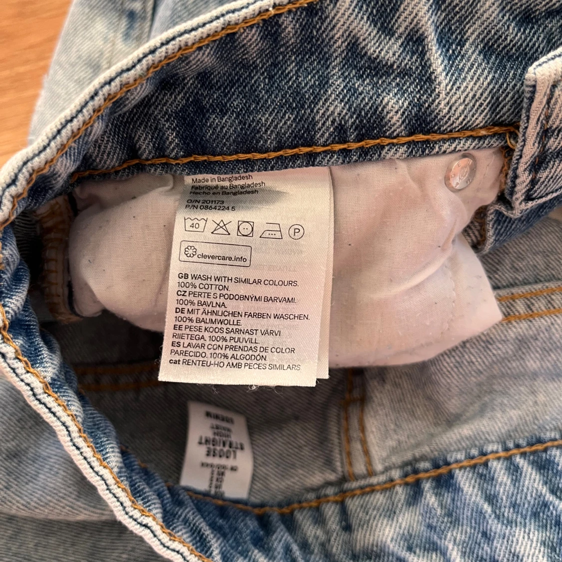 Snygga / coola Ljusblå jeans med slitningar från h&m - 91