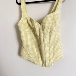 Sommrig korsett - Gul/vit rutig korsett från Zara. Aldrig använd. Den är lite croppad.