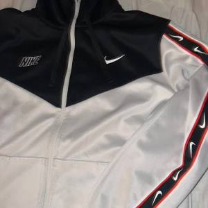 Nike hoodie - Snygg nike hoodie som har några fläckar och därför priset den har inga andra defekter än fläckarna på bilderna.