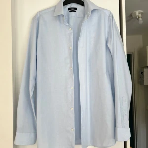 Skjorta  - Superfin skjorta, aldrig använd. Hjälper min kille att sälja 🩵 strl M slim fit. 500kr #ralphlauren #skjorta #kille #finkläder #skjortor #jack&jones #slimfit elr bud 