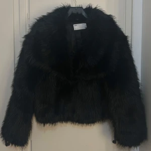 Svart pälsjacka från ASOS Design - Säljer en superfin svart pälsjacka från ASOS Design i storlek xs, den är lite oversize så funkar även i S/M. Jackan är perfekt för att hålla sig varm och snygg under höst och vinter. Använd fåtal ggr. Inga defekter. 