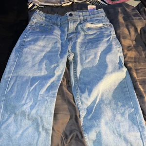 Levi's Loose Taper Jeans - Säljer ett par snygga Levi's Loose Taper jeans i ljusblå denim. De har en avslappnad passform med avsmalnande ben och klassiska fem fickor. Perfekta för en casual look! 🕶️