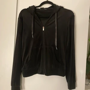 Svart hoodie - Liknar juicy coutour men är från gina tricot och har använts men har inga defekter och är i velour som är väldigt skönt material