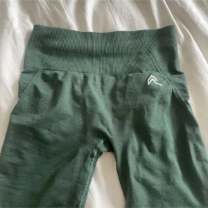 Gröna träningsshorts Oner Active - Selling my Oner Active shorts in great condition. Size M and ‼️NOTE: these are the biker length version so they are a bit longer.  Fits S-M . 