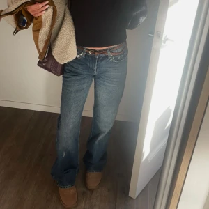 Jeans från NAKD  - Säljer ett par snygga blå jeans från NA-KD, de är aldrig andvända och prislappen finns kvar på jeansen! Nypris 699kr