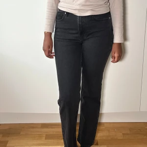 Svarta jeans från &Denim - Säljer ett par svarta jeans från &Denim i storlek 38. De har en slim straight passform och är högmidjade, vilket ger en snygg och bekväm look. Perfekta för både vardag och fest!