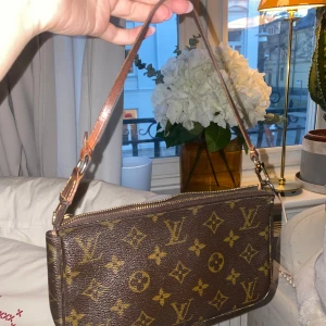 Vintage Louis Vuitton pochette accessorie - Säljer min fina LV pochette accessoarie, den är i bra skick och jag blivit väl omhändertagen. Certifikat medföljer! 