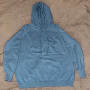 Blå hoodie i bomull  - Säljer en snygg blå hoodie i bomull . Den har en skön passform med långa ärmar och ribbade muddar. Perfekt för höst och vår när du vill vara både bekväm och stilren. Huvan har dragsko för justering. Perfekt för chill dagar eller en promenad i parken.