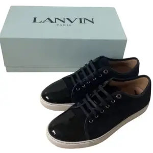 Snygga svarta sneakers från Lanvin i nytt skick.  Box finns med! Uk8