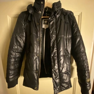 Svart pufferjacka från G-Star RAW - Säljer snygg G-Star jacka perfekt för höst och vinter. Bara att skriva om du undrar något 🙌