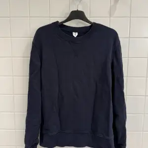 Stilren marinblå sweatshirt från Arket i storlek Small. Mjukt material som ger en skön passform, perfekt för både vardag och avslappnade tillfällen.