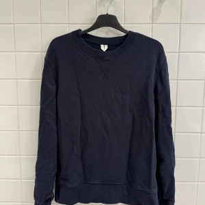 Marinblå sweatshirt från Arket, storlek S - Stilren marinblå sweatshirt från Arket i storlek Small. Mjukt material som ger en skön passform, perfekt för både vardag och avslappnade tillfällen.