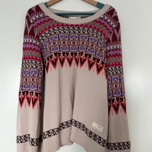 Odd Molly Smilla pullover 2 - Otroligt fin pullover i rosa/multifärgad från Odd Molly, modell Smilla. Storlek 2, motsvarar M eller 38/40. I mycket bra skick, som ny. 100% bomull.   Mått: Längd ca 68 cm Byst ca 50 cm Ärmlängd från axeln ca 68 cm