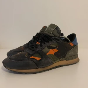 Valentino Rockrunner  - Säljer ett par feta rockrunners i storlek 43. Väldigt bra skick, kan behöva en rengöring bara. Priset är diskuterbart så skicka bud! Hör av er vid frågor eller funderingar!🤩