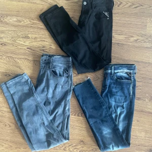 Replay Jeans - Säljer 3 par replay jeans för BILLIGT pris! Strl 29-31.  Köp alla 3 jeansen för 499kr. Om du köper ett par jeans betalar du 199kr. Skriv till mig om ni har funderingar. Tar också emot byten 