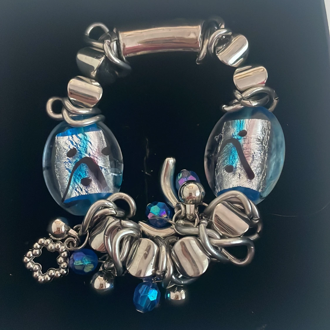 Blått och silverfärgat armband med pärlor - 92