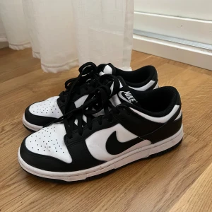 Nike dunk panda - Hej, säljer mina nike då jag köpte en för liten storlek. Skorna är köpta i London förra sommaren men har bara använts ett fåtal gånger pga för liten storlek. Säljer eftersom de endast har blivit ståendes hemma pga detta 💕