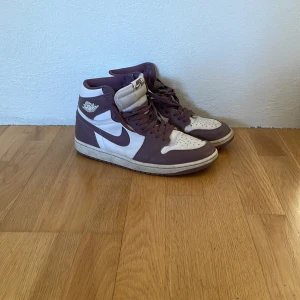 Nike Air Jordans Mauve - Säljer ett par Nike Air Jordans Mauve. Skorna är i ganska bra skick. Dem kan behöva tvättas.