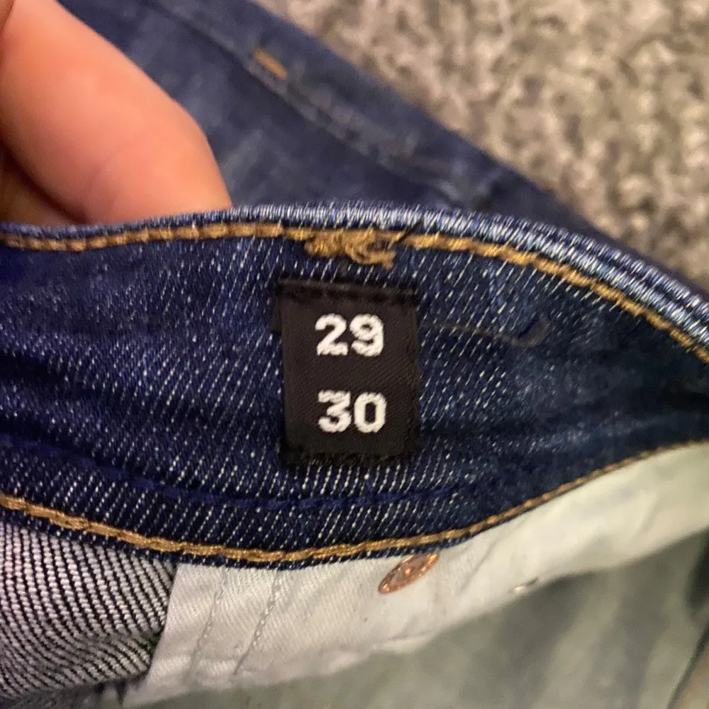 Säljer ett par superfräscha jeans från jack&jones i superbra skick🙌🙌 De är köpta för ca 800-900kr.                                                                   Pris kan diskuteras, hör av dig vid minsta fundering🙌🤩. Jeans & Byxor.