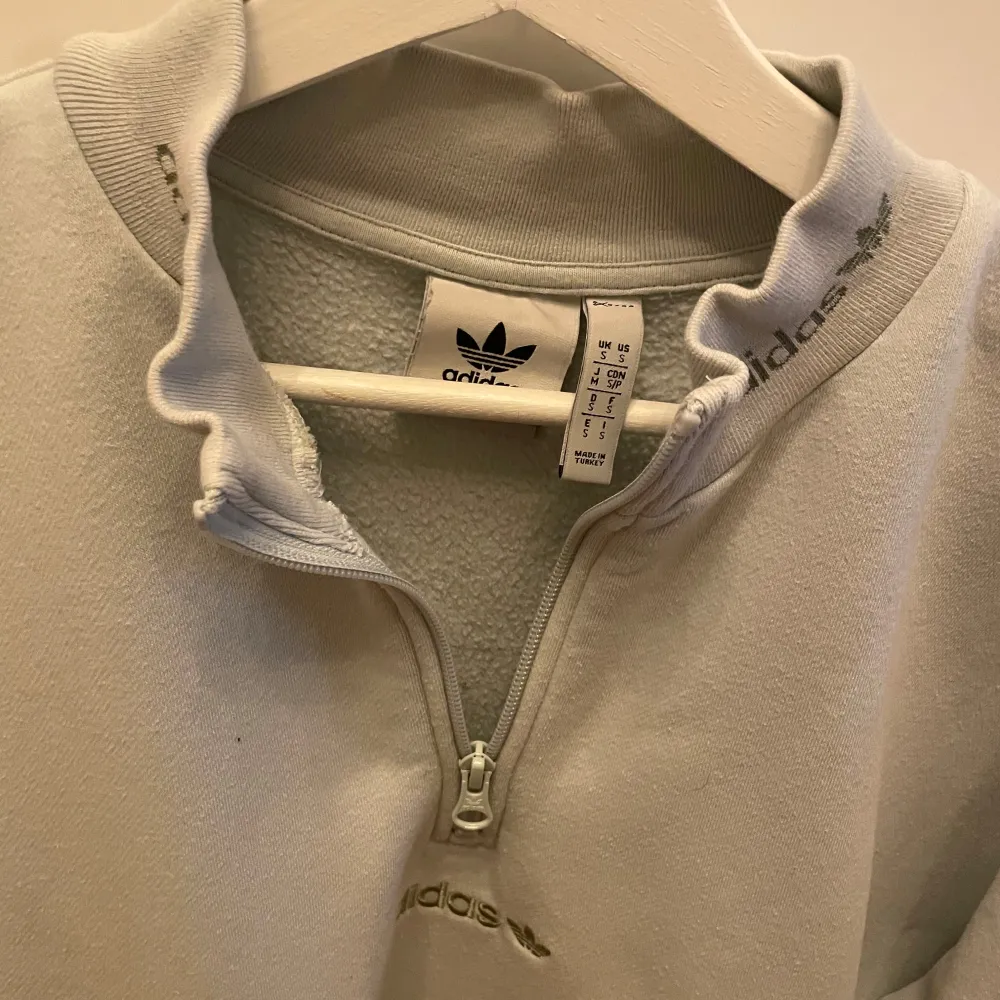 Säljer en ljusgrön fleece tröja från Adidas. Den har en halv dragkedja och broderad logga på bröstet och ärmen. Använd men det är inget som syns . Hoodies.