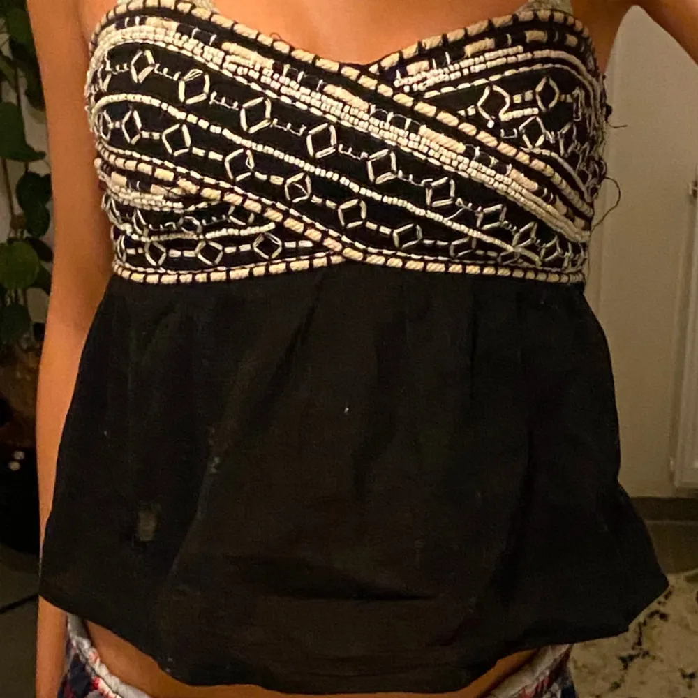 Jätte fin topp utan band från zara, köpt utomlands. Kommer inte till andvändning och vill se vad folk kan ge. Köpt för runt 350 kronor. Toppen har även pärlor på sig. (toppen är ej smutsig det är spegeln) kontakta mig vid frågor 💞. Puserot.