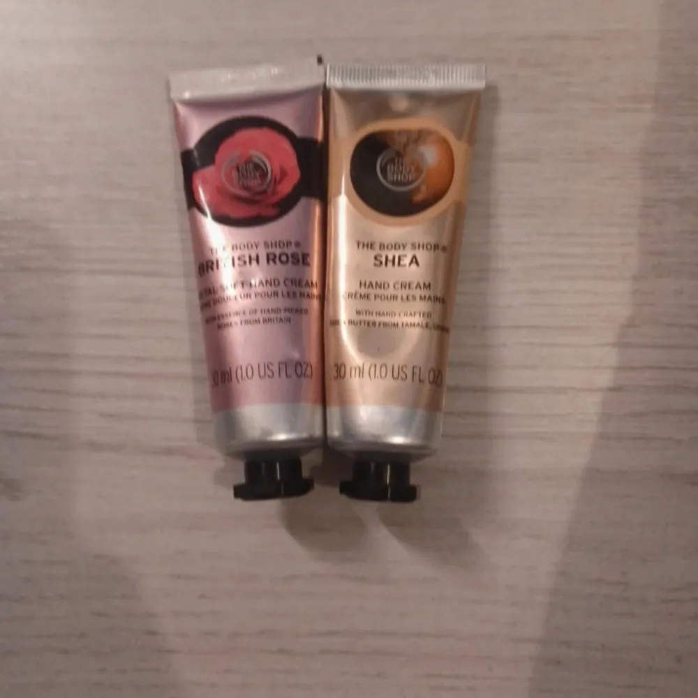 Två handkrämer från The Body Shop i dofterna British Rose och Shea. De är i de gamla förpackningarna men de är oanvönda. Köp 1 för 23 eller båda för 40kr. Skönhet.