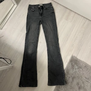 Grå bootcut jeans från ONLY - Säljer ett par snygga grå bootcut jeans från ONLY i storlek S. De har en klassisk femficksdesign och är i mycket bra skick. Perfekta för både vardag och fest! 🖤