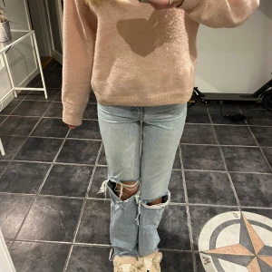 Blåa jeans  - Säljer mina så fina jeans ifrån zara💕de är i väldigt bra skick! Säljs ej längre   Jag är cirka 170 lång, högmidjade jeans