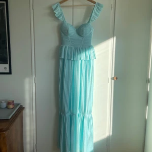 Turkos balklänning🩵 - Såå fin turkos balklänning från ASOS!! Storlek 34-Tall, passar mig som är 175 cm och vanligtvis har S 🥰 Avklippt några cm längst ner så därav något kortare än originalet, men det syns inte att den är avklippt. Bara använd en kväll, så toppen skick! Pris kan diskuteras 💕