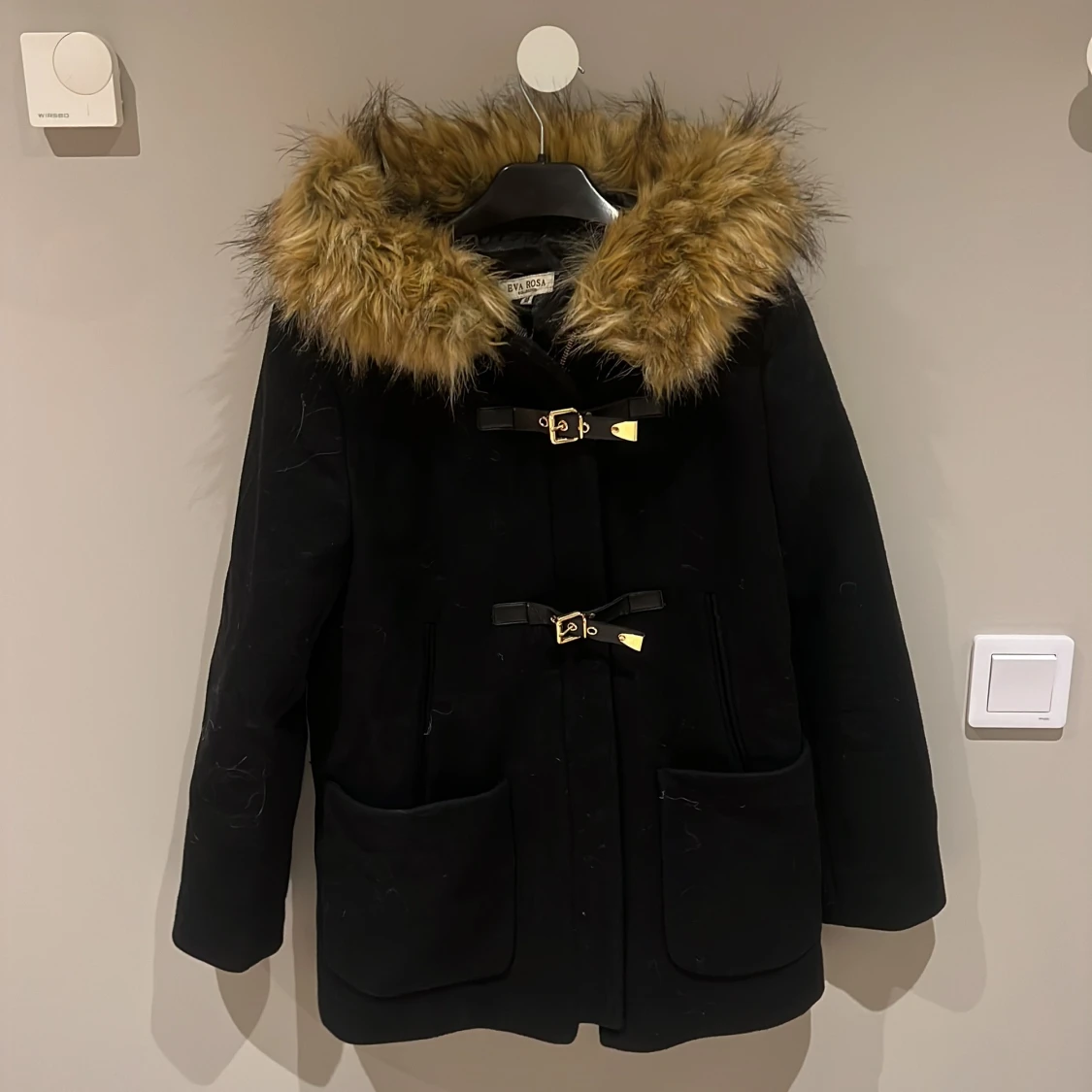 Svart kappa med fuskpäls från Eva Rosa