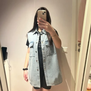 en jeans väst  -  En fin jeansväst i färgen blå används några gånger men har inga skador perfekt för en vardag 🩵