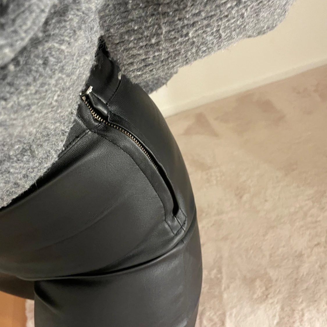 Svarta skinnbyxor med dragkedja - 92