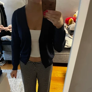 Mörkblå kofta från Anna Field - Säljer en stilren mörkblå kofta från Anna Field. Den har en klassisk design med knappar framtill och långa ärmar. Perfekt för både vardag och lite finare tillfällen. Passar bra över en topp eller klänning. Superbekväm och lätt att matcha med olika outfits!