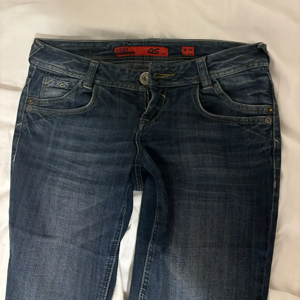 Supersnygga lågmidjade jeans med bootcut passform! Det står storlek W34 L34 men de sitter snarare som en W29/30, jag på bilden är 172cm och brukar bära small för referens 💕. Jeans & Byxor.