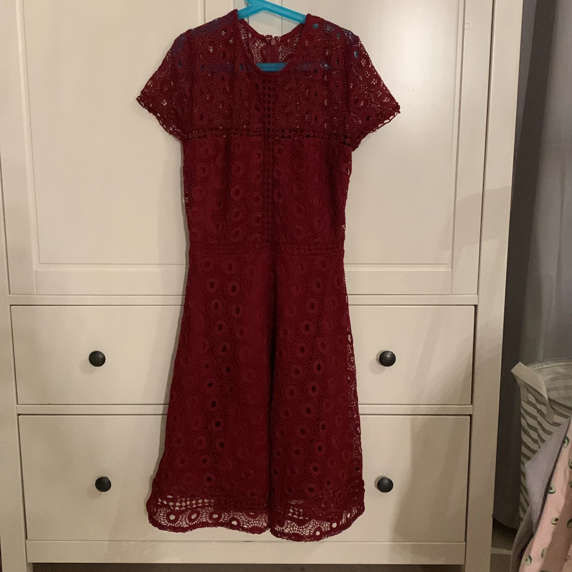 Vinröd spetsklänning - 90