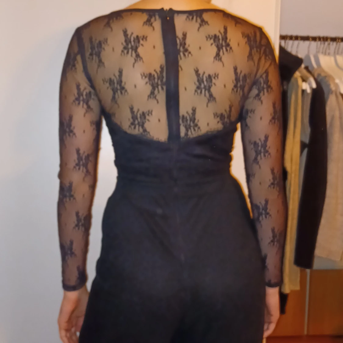 Svart jumpsuit med spetsdetaljer - 90