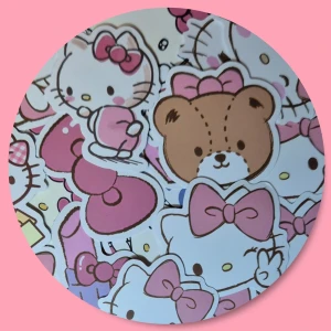 25 Sanrio Hello Kitty - Stickers/Klistermärken - 25 st Sanrio - Hello Kitty stickers/klistermärken med mått: 5-6 cm. ✨️Titta igenom alla mina upplagda & köp fler saker i Bundle för att spara på frakten & få allt du köpt i ett & samma paket✨️ För att köpa med Bundle så får du först trycka i "Köp med bundle" sedan väljer du ut allt du vill köpa för att få allt på samma frakt = Billigare 👌 Om du däremot köper fler varor i olika köp blir det egen frakt för varje köp. Önskar du swisha mej, meddela mej vad du vill köpa så ordnar vi det 👌