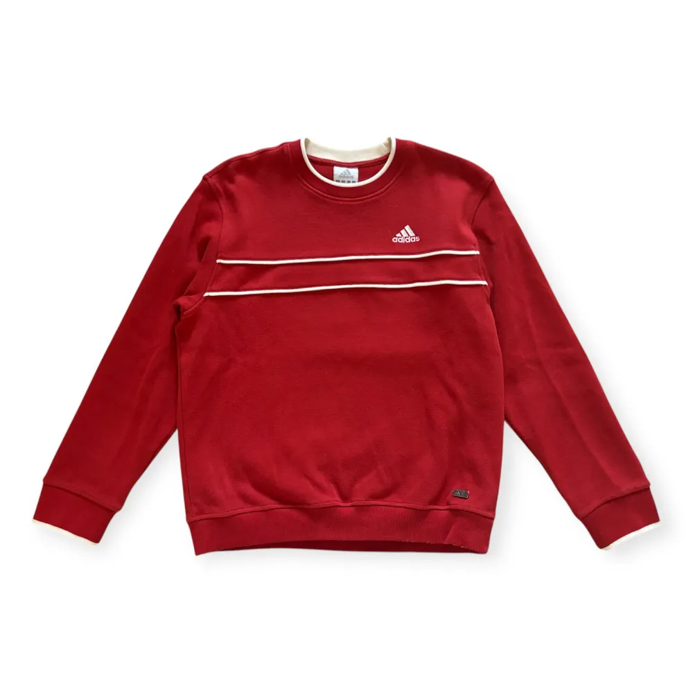 Säljer en snygg röd sweatshirt från Adidas i bra skick. Tröjan har vita detaljer och Adidas-logga på bröstet. Storlek 38/40, skulle säga M för herrstorlek. Färgen är som på första bilden! Mått: Axlar 47 cm Bröstkorg 51 cm Hemm 46 cm Längd 64 cm. Tröjor & Koftor.