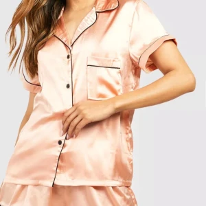 Satin pyjamas  - Mycket bra skick, använd fåtal gånger. Säljer både shortsen och tröjan tillsammans och passar mig som har stl S❤️