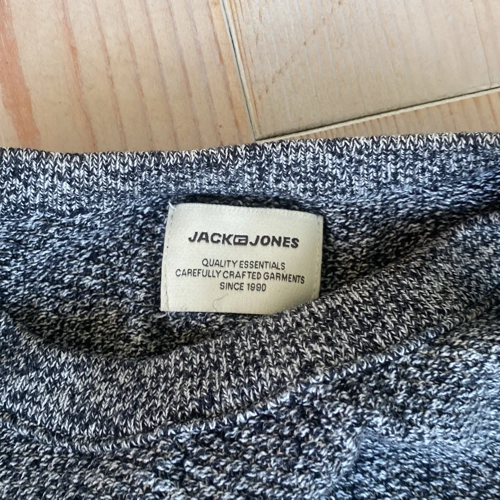 Säljer en snygg grå stickad tröja från Jack & Jones. Perfekt för kyliga dagar med sin mjuka och bekväma passform. Tröjan har långa ärmar och en klassisk rund halsringning. Passar både till vardags och lite finare tillfällen. 🧶. Tröjor & Koftor.