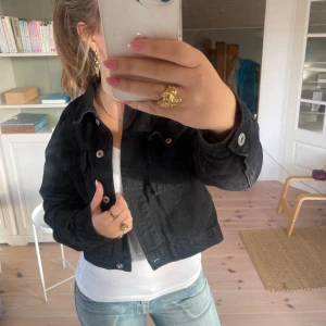 Svart jeansjacka - Säljer en jätte snygg svart jeansjacka i bra skick. Llassisk design med knappar framtill och två bröstfickor. Perfekt för höst och vår, och funkar både till vardags och fest. 