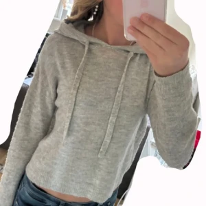 Stickad hoddie  - Så snygg grå stickad hoddie. Storlek xs. Mycket bra skick 🥰🥰