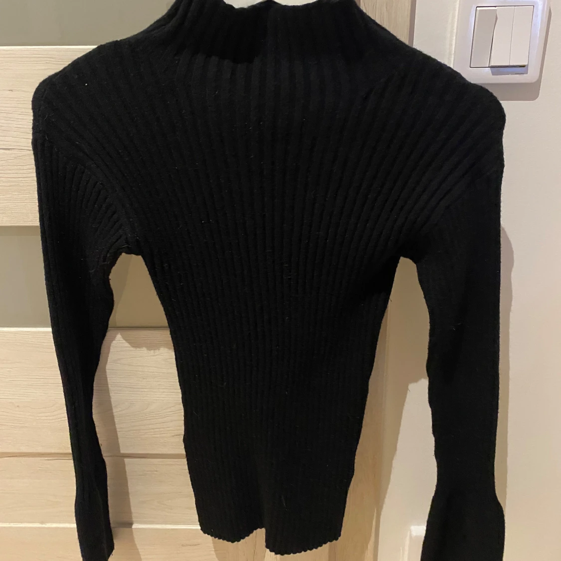 Svart ribbad polotröja - 90