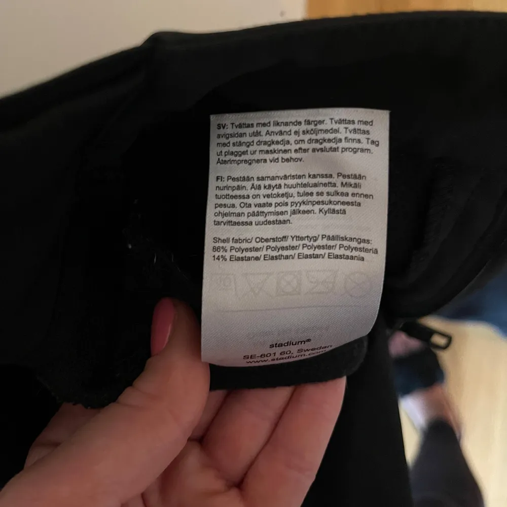 Supersnygga svarta skidbyxor från Everest. Smal passform, sitter tajt över rumpa/ben och lite vidare nertill. Dragkedja i benslut. 86% polyester 14% elastan.  Knappt använda så ser nästintill oanvända ut.  Står ingen storlek men uppskattas till S/36. Midja ca 36cm Innerbenslängd ca 79cm. Jeans & Byxor.