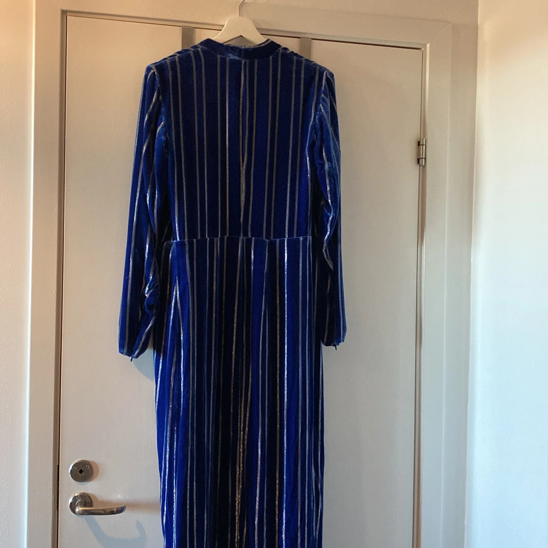 Blå långklänning från H&M Studio - 93